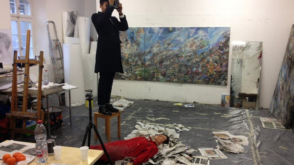 Sabine Hertig in ihrem Atelier mit Christian Herren, Curator/ Director Bromer Art Collection.