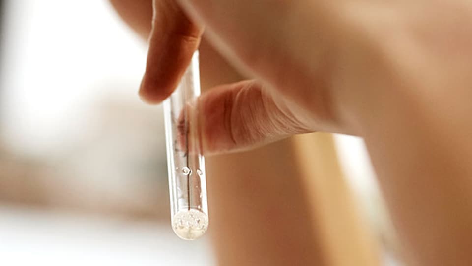 Ein Reagenzglas mit Spermienfluessigkeit