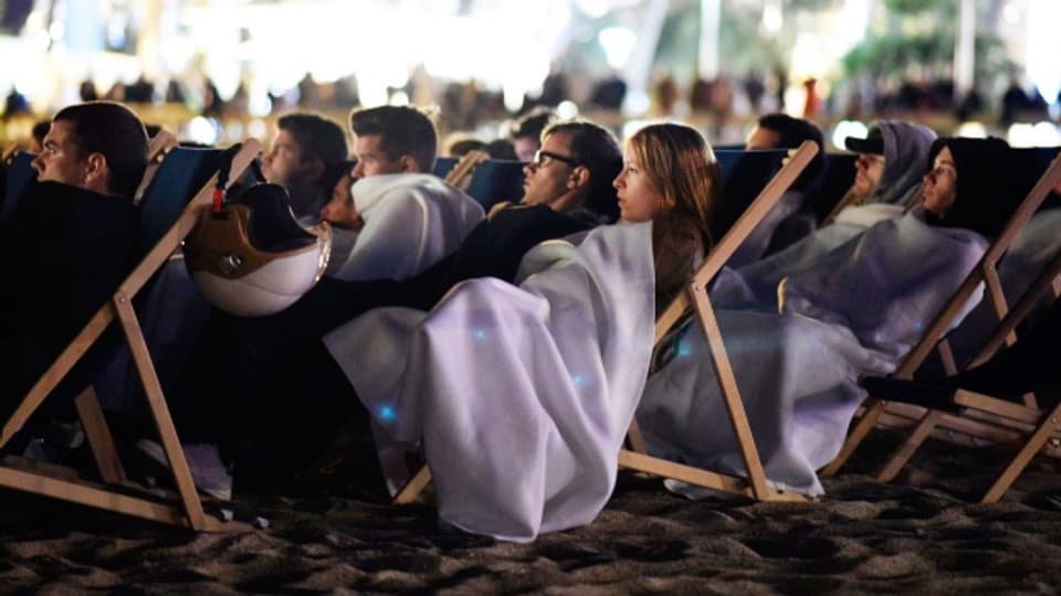 Festivalbesucher in Cannes schauen «The Terminator» am Strand.