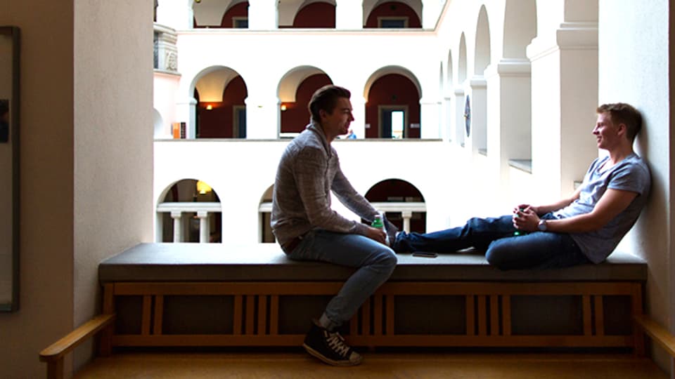Zwei Studenten an der Universität Zürich.