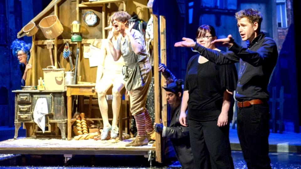Gebärdendolmetscher übersetzten eine Pinocchio-Aufführung am Deutschen Nationaltheater Weimar für gehörlose Zuschauer