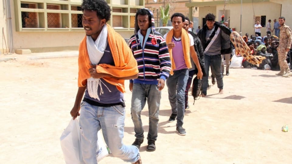 Flüchtlinge warten in der Hafenstadt Misrata auf den Transport in ein anderes Flüchtlingslager