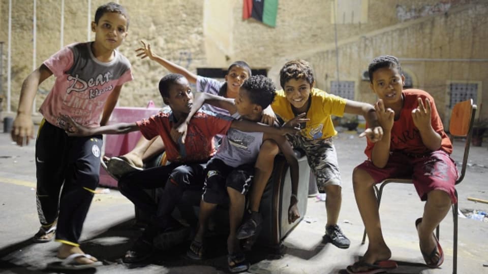 Kinder spielen auf dem Märtyrerplatz (ehemals Grüner Platz) im Zentrum von Tripolis
