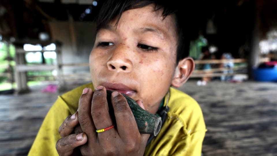 Fundstück des Vaters: ein Junge des Madija-Stammes im Nordwesten Brasilien spielt auf der Keramikflöte eines unkontaktierten Volkes.