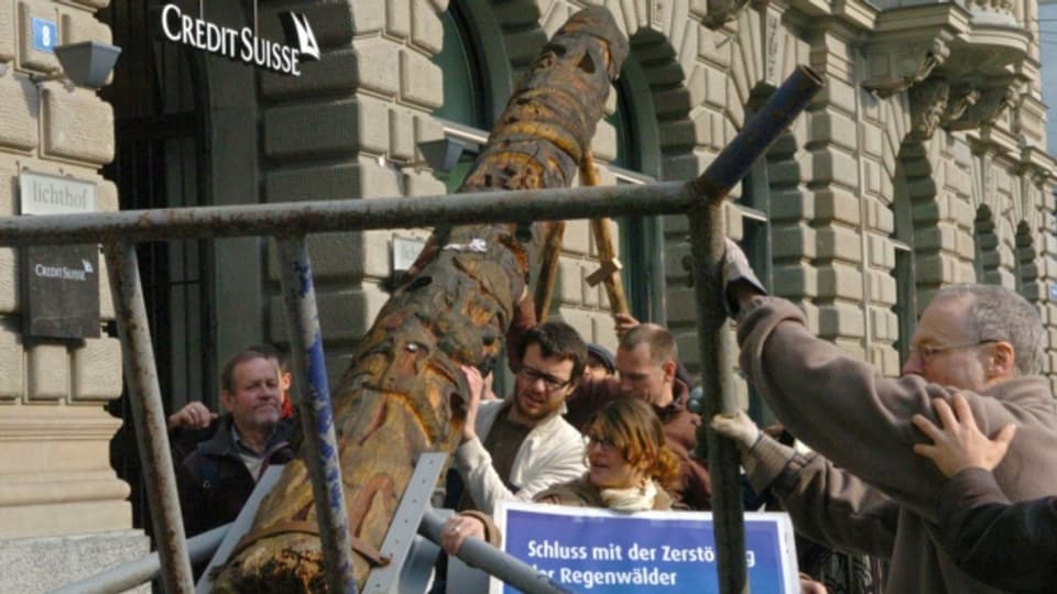 Aktion des Bruno Manser Fonds: vor der Credit Suisse in Zürich soll ein «Mahnbaum» auf die Abholzung des Regenwaldes durch den Holzkonzern Samling aufmerksam machen.