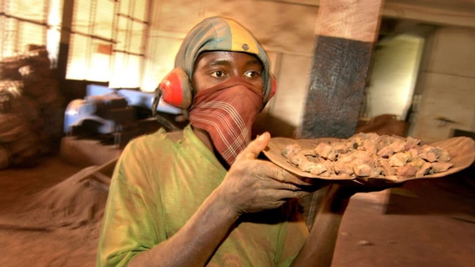 Rohstoffreiches Land: ein Mann in Kongo verarbeitet Mineralien.