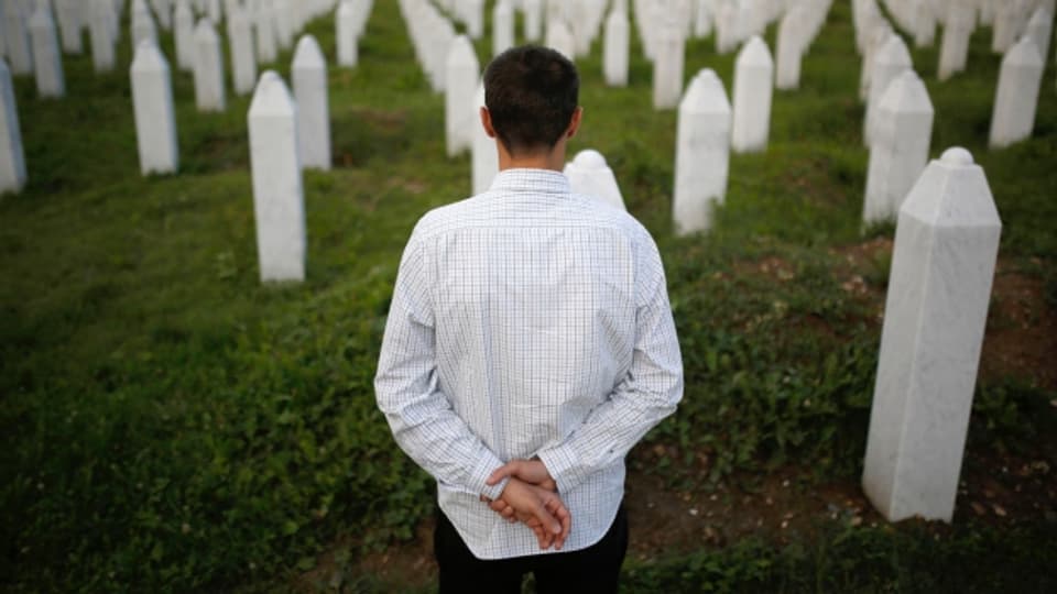 Die Spuren des Massakers: Ein Überlebender besucht die Gräber der Opfer von Srebrenica.