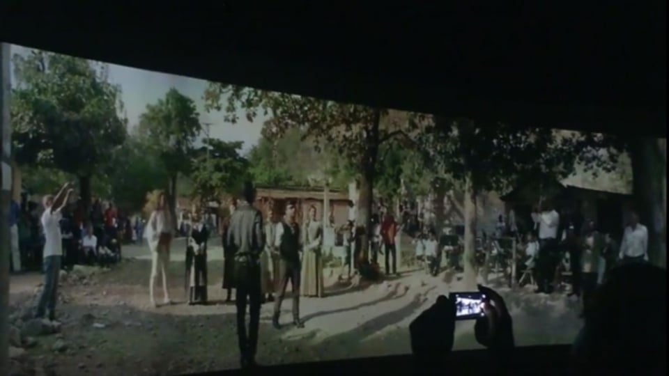 Ein Besucher sieht sich im polnischen Pavillion den Film «Halka/Haiti 18°48’05”N 72°23’01”W» an.