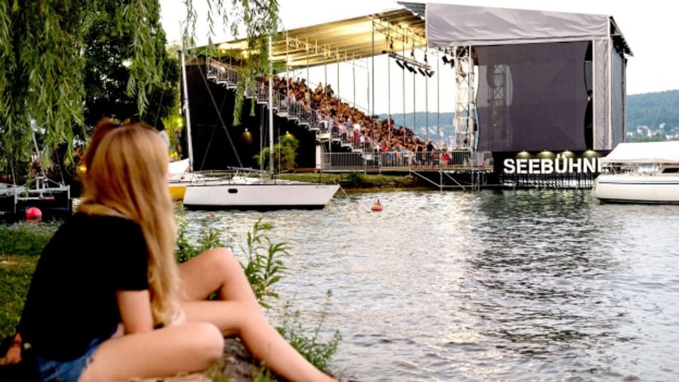 Zürich im Zeichen des Theater Spektakels: Besucherinnen auf der Landiwiese.