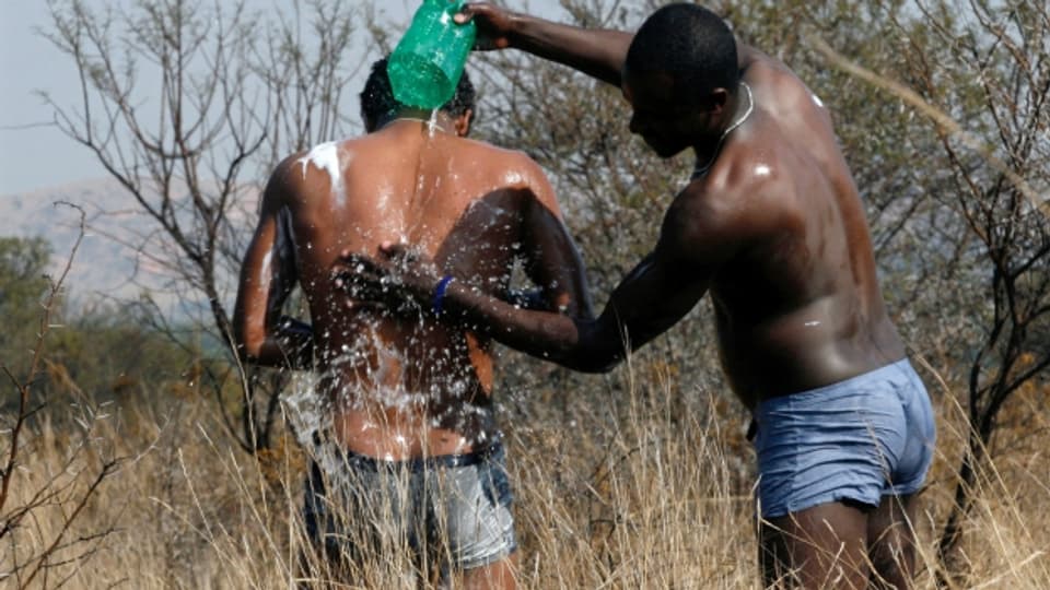 Waschen ist wegen der Wasserknappheit nicht einfach in Afrika.