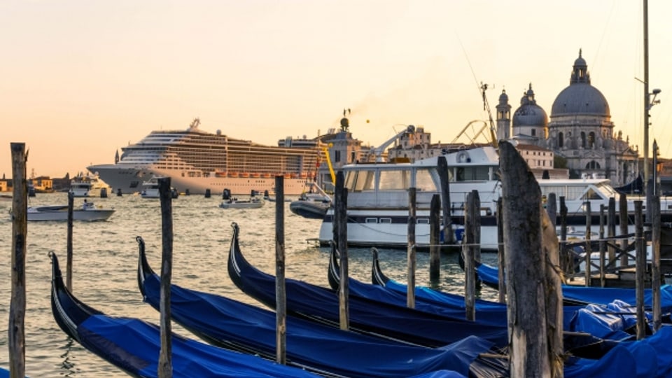 Umstrittene Gäste: Ein Kreuzfahrtschiff in der Lagune von Venedig.