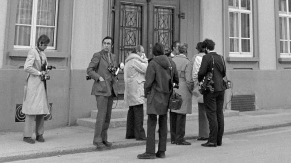 War trägt die Verantwortung? Pressefotografen während dem Prozess in Visp 1972.