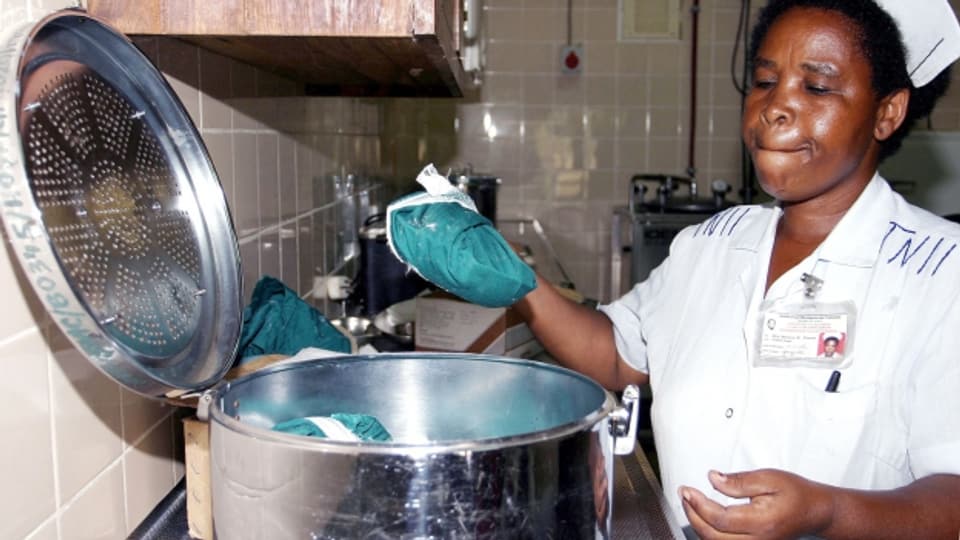 Das Reparieren der Geräte ist teuer: Eine Schwester in einem Spital im Aussenbezirk von Morogoro, Tansania.