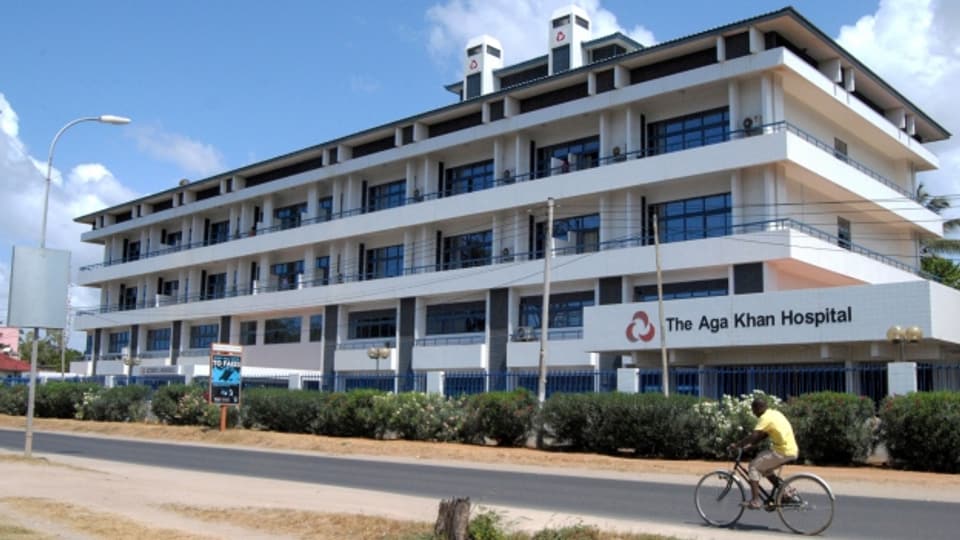 Ohne Krankenkasse nicht bezahlbar: Eine Behandlung im Aga Khan Spital in Tansanias grösster Stadt Daressalam.