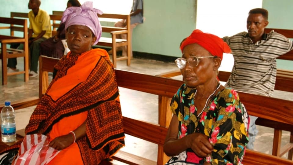 Tansania fehlen die Ärzte: Patienten warten in einem Spital in Daressalam auf eine Behandlung.