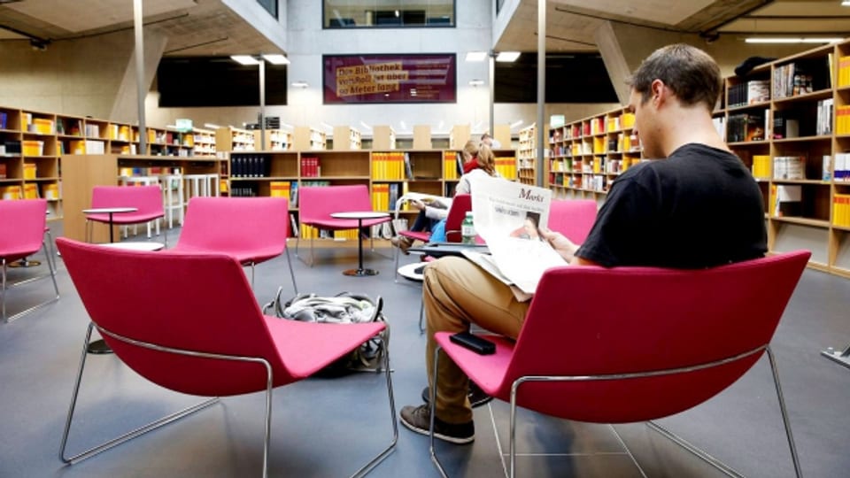 In der digitaliserten Bibliothek fällt die Begegnung weg: Studenten in der Von-Roll-Bibliothek der Uni Bern.