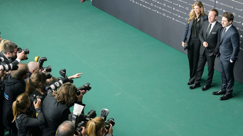 Der grüne Teppich ist Markenzeichen: Die beiden Festivaldirektoren mit Kiefer Sutherland am ZFF 2015.