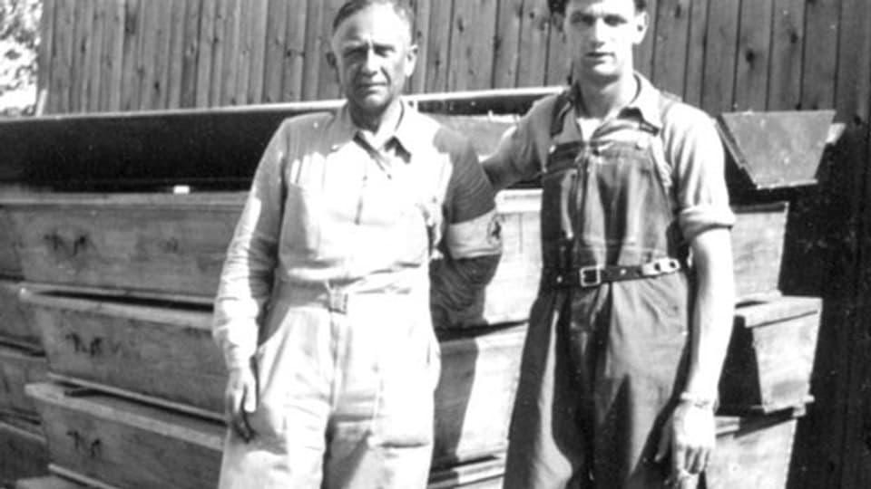 Oft konnten die Helfer die Opfer nur noch einsargen: Ein IKRK-Arzt und ein unbekannter Mann 1945 im KZ Dachau.