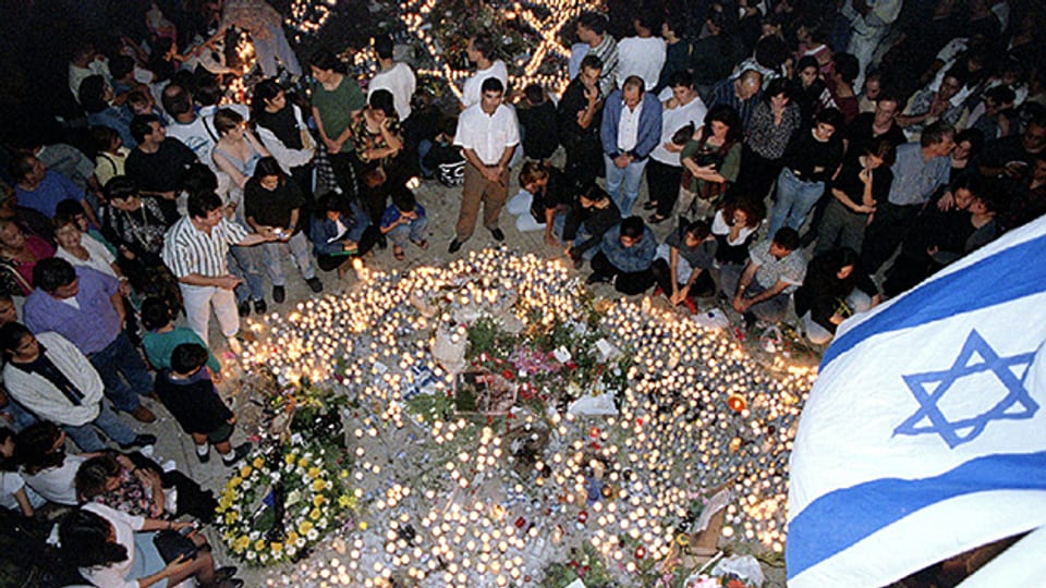 Kurz nach dem Attentat auf Jizchak Rabin trauern tausende Israelis auf der Strasse.