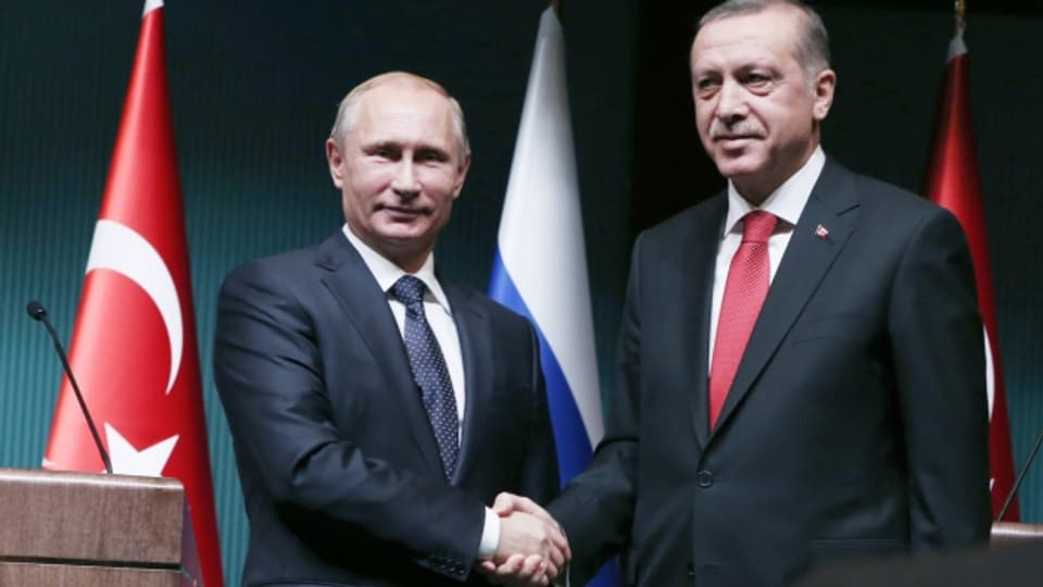 Vladimir Putin (l.) auf Besuch im Präsidentenpalast von Racip Erdogan (r.).