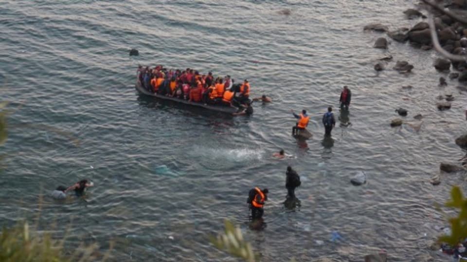 Flüchtlinge landen in Schlauchboot
