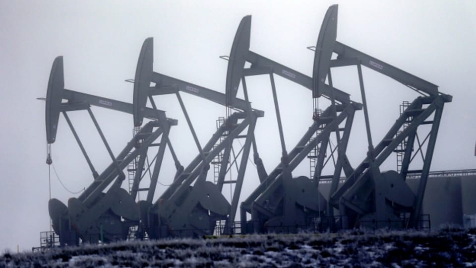 Will man sich an die Klimaziele halten, so können die bekannten Öl-, Kohle- und Gasvorkommen gar nicht ausgeschöpft werden. Will man sich an die Klimaziele halten, so können die bekannten Öl-, Kohle- und Gasvorkommen gar nicht ausgeschöpft werden.