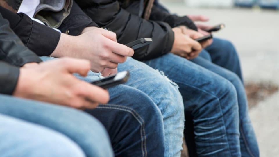 Die mobile Nutzung von Newsdiensten nimmt vor allem unter Jungen zu.