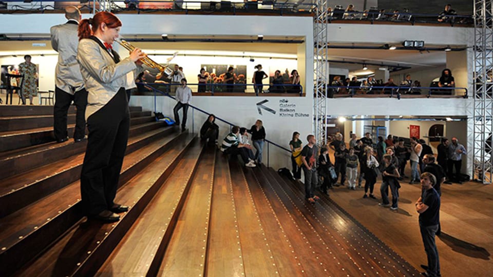Hochkultur mitten im Leben: Im Theater Basel während einer Probe zur Oper «Il Tempo Del Postino», 2009.