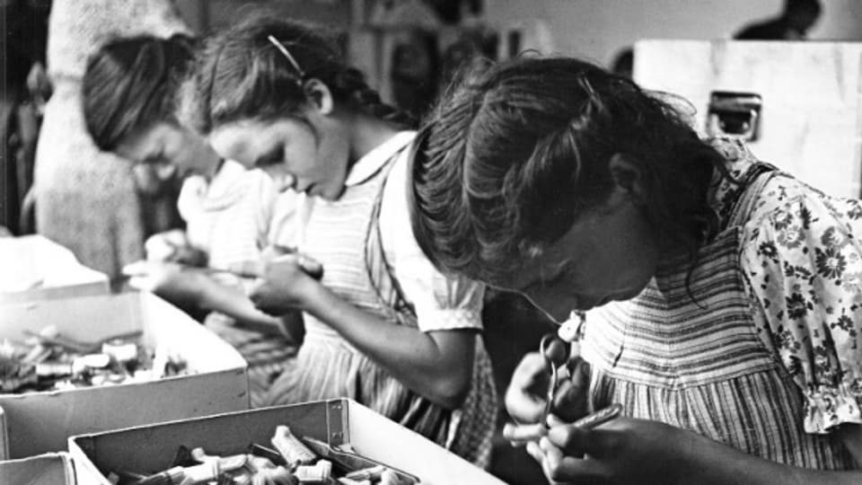 Einblick in den Kinderalltag: Zahnbürstenproduktion in Ebnat-Kappel, 1950.