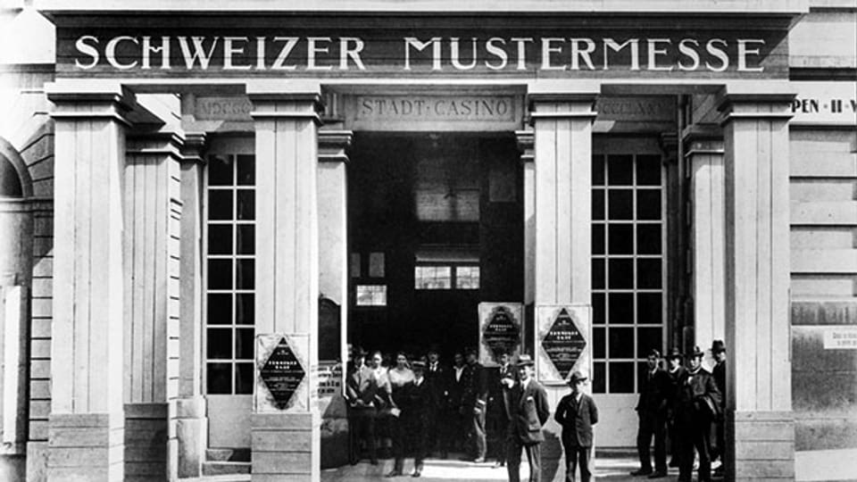 Der Eingang zur ersten Schweizer Mustermesse im Stadtcasino Basel im Jahr 1917.