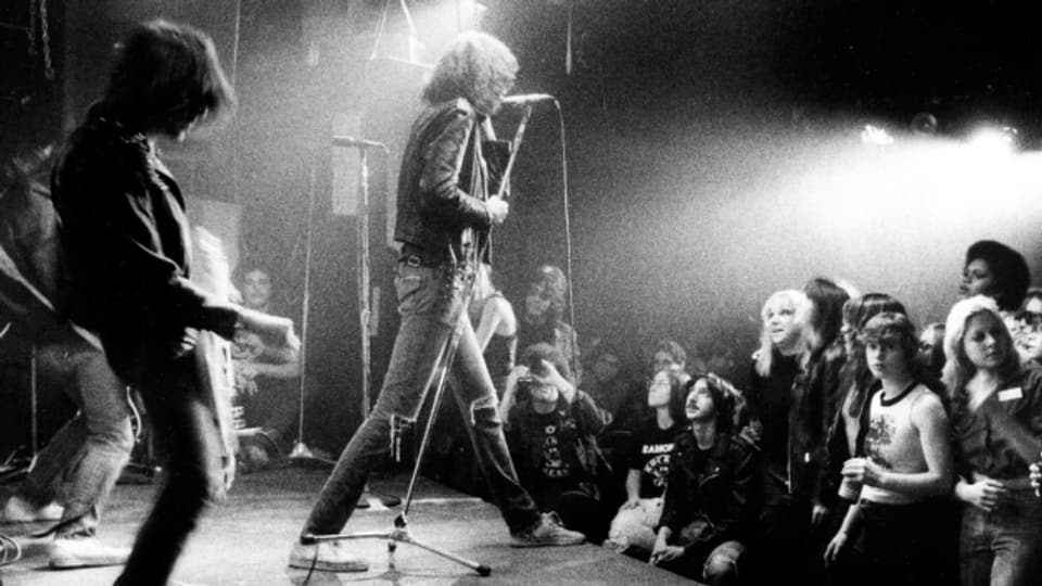Die Ramones währende eines Konzertes im legendären New Yorker Club CBGB's.