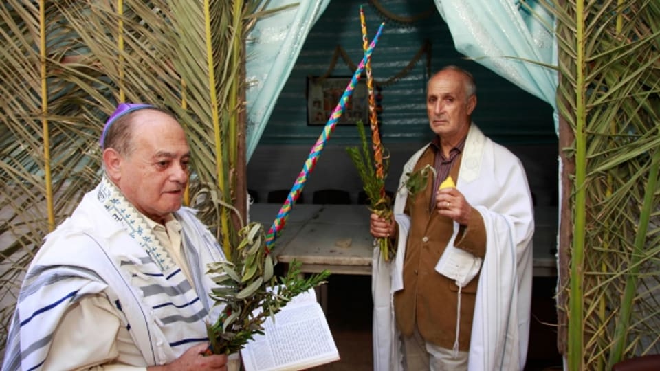 Zwei jüdische Männer feiern in einer Synagoge in Casablanca das Laubhüttenfest.