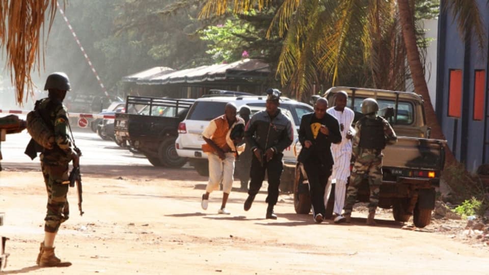 Mehrer Menschen flüchten vom Radisson Hotel in Bamako währen der Geiselnahme.