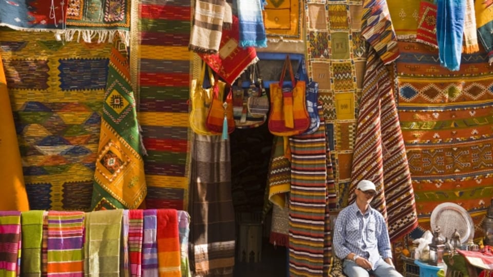 Bunter Teppichladen in Essaouira, Marokko.
