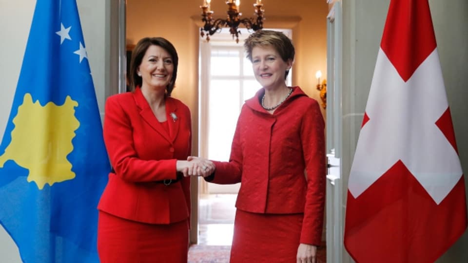 Schweiz-Kosovo Beziehung: Simonetta Sommaruga 2015 im Austausch mit Atifete Jahjaga, ehemalige Präsidentin des Kosovo.