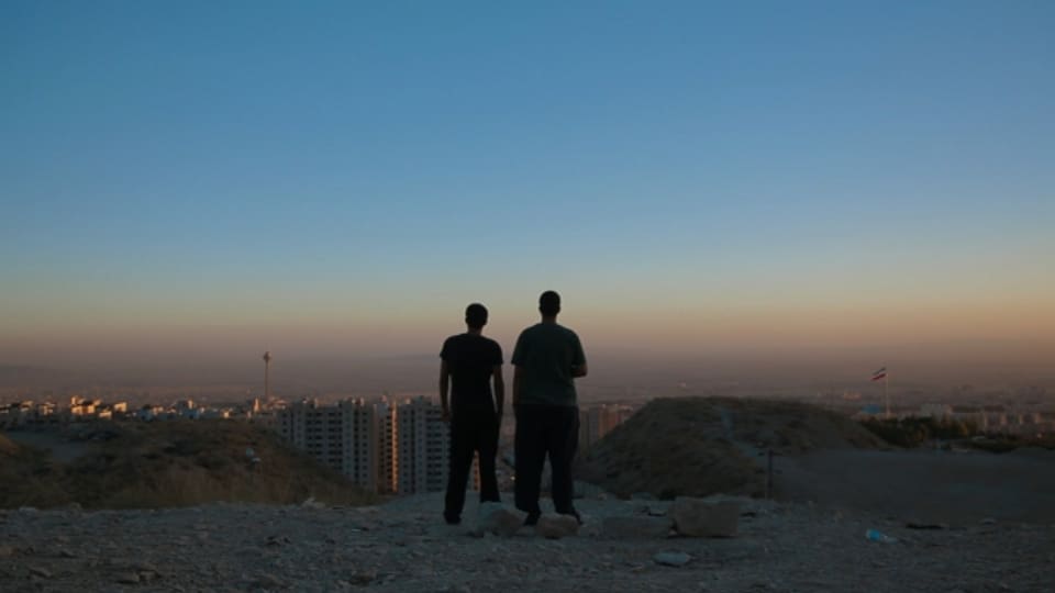 Die DJ's Arash und Anoosh mit Ausblick über ihre Heimatstadt Teheran.