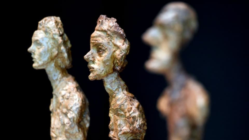 Im Fokus stehen Giacomettis Werke aus Gips, Stein, Ton und Bronze.