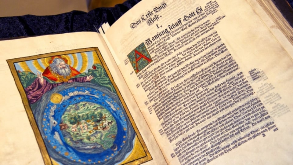 Cranachbibel mit Darstellung der religiösen Schöpfungungsgeschichte.