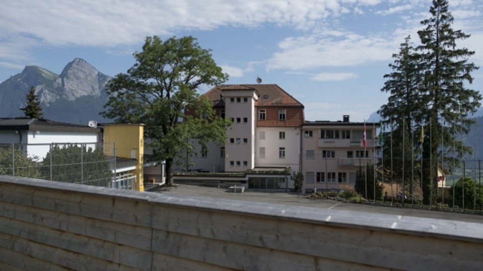 Hinter einer Sichtschutzwand: Das Asylzentrum Sonnenberg.