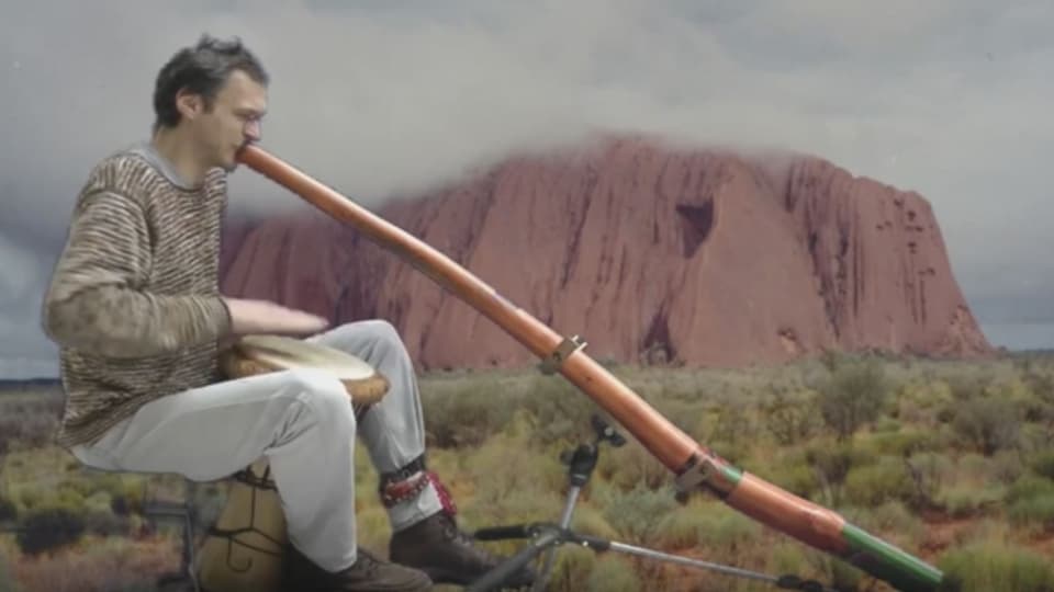 Ein Hauch Australien auf Schweizer Strassen: Ralf Härtter spielt Didgeridoo.