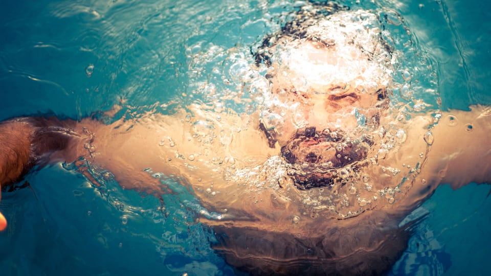 Ein Schwimmer unter Wasser.