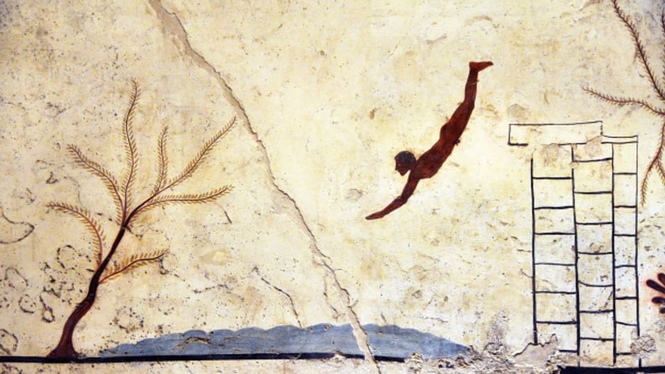 Darstellung aus der Antike einer Person, die ins Wasser springt.