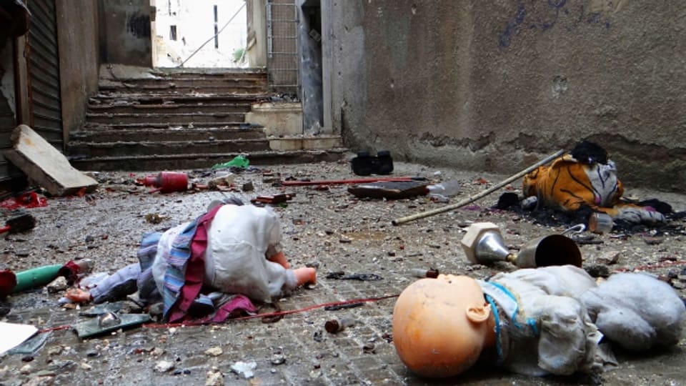 Schutt und kaputtes Spielzeug in einer Gasse in Aleppo
