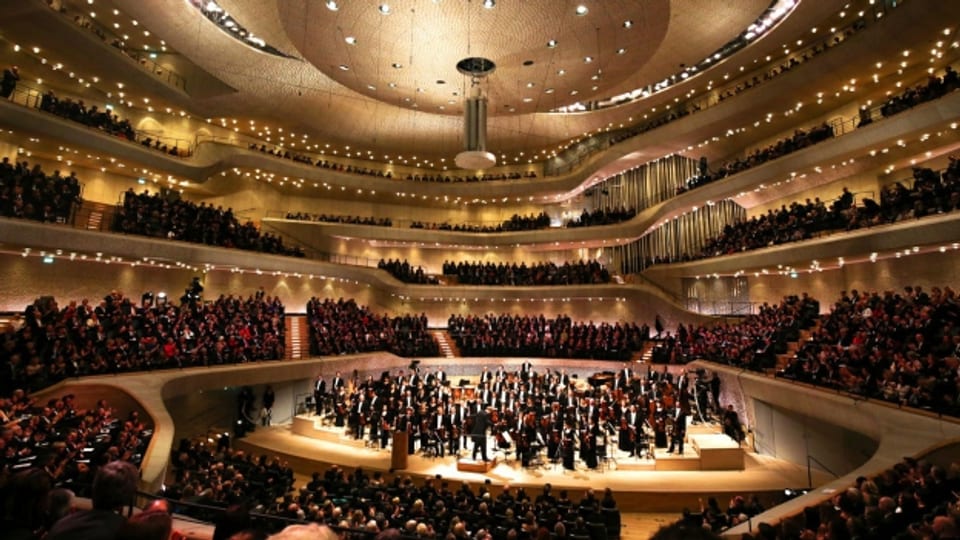 Das Orchester spielt mitten im Publikum, der Grosse Saal der Elphilharmonie in Hamburg.