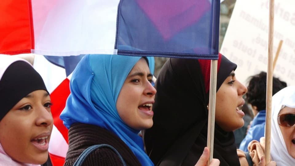 Muslimas protestieren in Frankreich gegen das Kopftuchverbot.