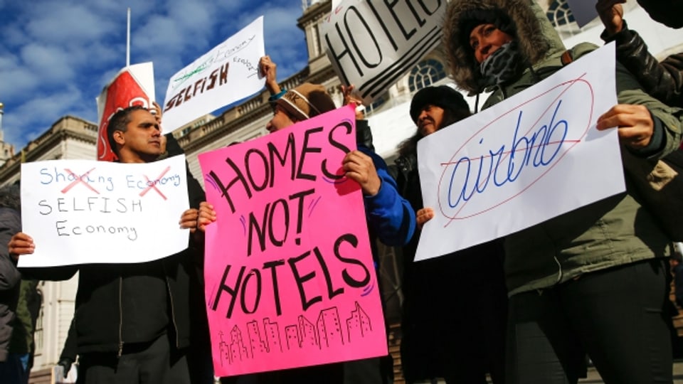 EinwohnerInnen von New York City demonstrieren gegen Airbnb.