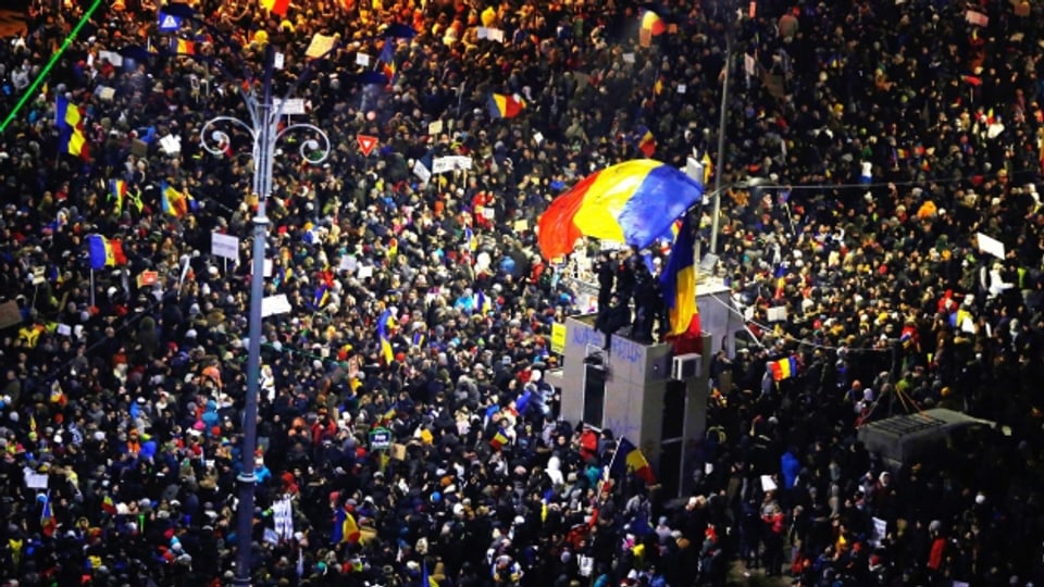 Zehntausende Menschen protestieren in Bukarest vor dem Regierungsgebäude.