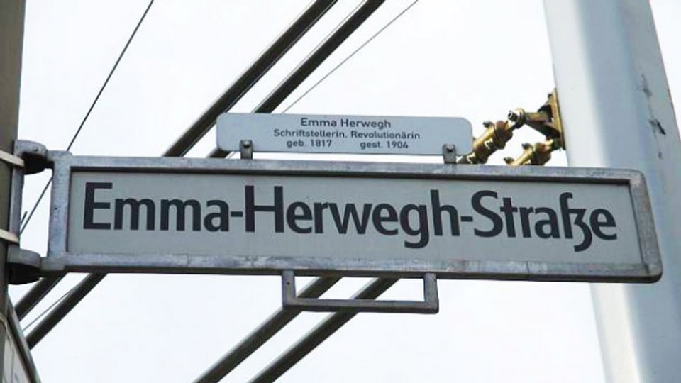 Ein Berliner Strassenschild der «Emma-Herwegh-Strasse» mit Widmung.