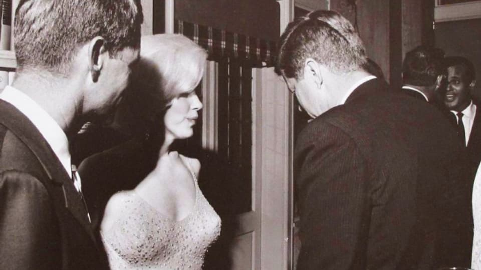 John F. Kennedy und Marilyn Monroe – Was tauschen sie wohl gerade aus?