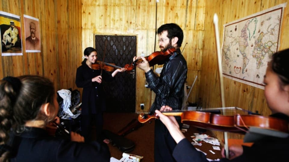 Ein Violimist aus Indiana unterrichtet Studenten am «Afghanistan National Institute of Musik».